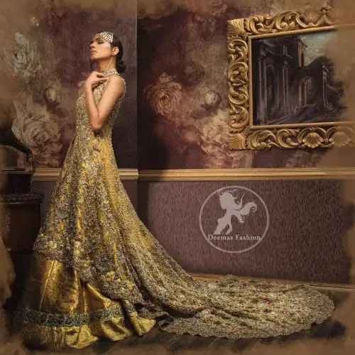 Golden organza lehenga comes with a pure crinkle chiffon dupatta having heavy embroidery. The dress comes with a front-open long-back