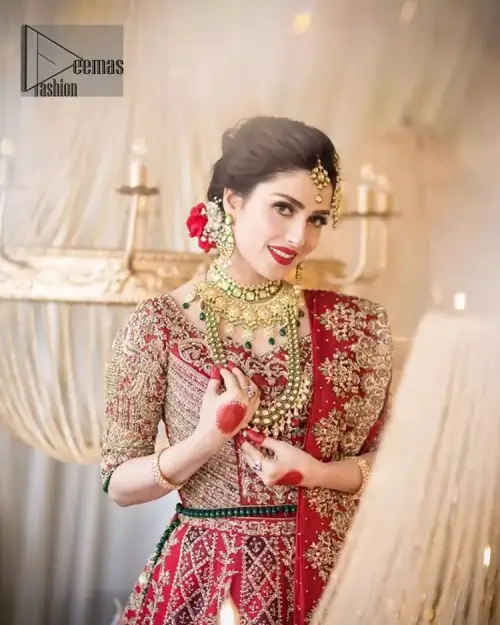 A bed of red roses translated onto a dress decorated, elaborate and flamboyant elegance. This bridal wear is perfect for