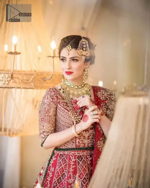 A bed of red roses translated onto a dress decorated, elaborate and flamboyant elegance. This bridal wear is perfect for