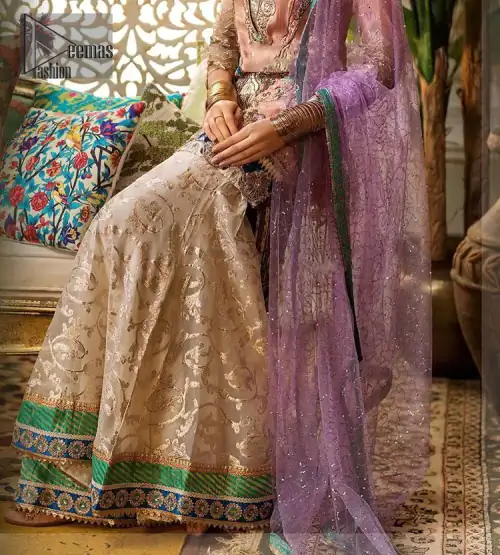 Add some super cool twist to your look with this outfit on your nikah. Gussy up in this luxuriously designed