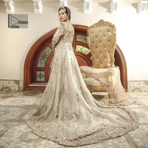 Bring out your beauty with this back trail maxi perfect for your big day. This bridal dress is beautifully sculptured