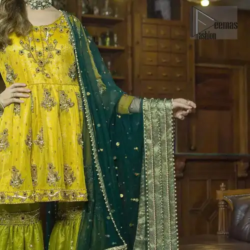 This dress is perfect for mehndi day. Delicately crafted and personifying chic elegance with an element of grandiose. This mehendi