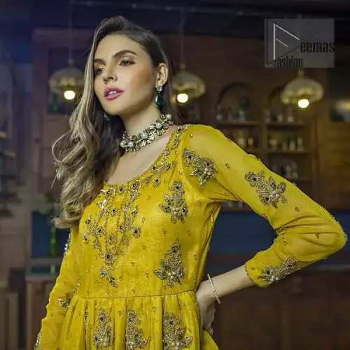 This dress is perfect for mehndi day. Delicately crafted and personifying chic elegance with an element of grandiose. This mehendi