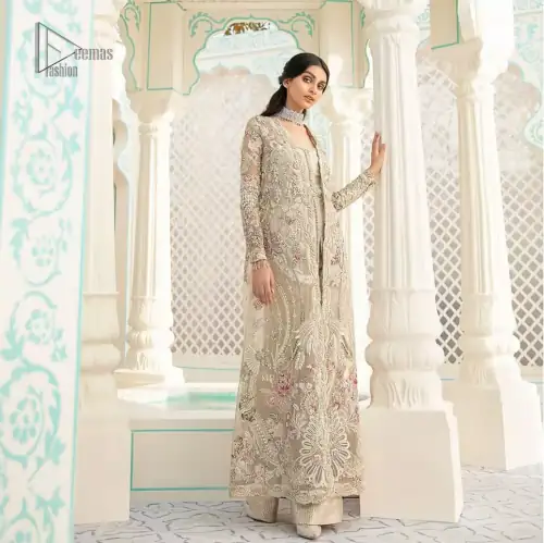 An example of beauty and elegance. A perfect ensemble for this festive season with divine detailing of thread embroidery, color