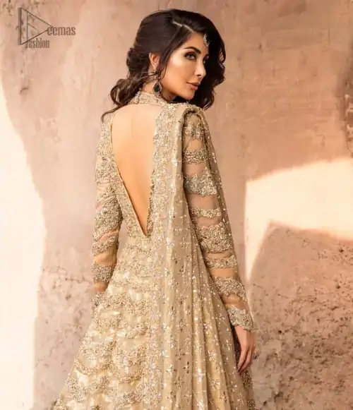 This artisanal piece is rendered in grace and timelessness. The floor length maxi highlights the collision of heritage and beauty