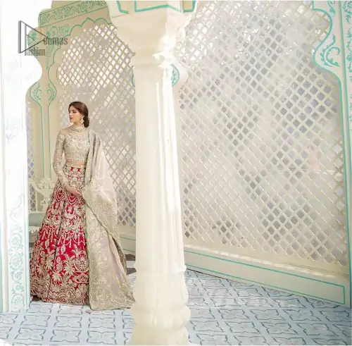 This elegant ensemble turns timeless piece into a chic fantasy. Best choice for your wedding day. This outfit is enhanced