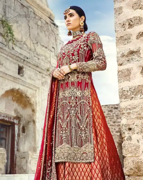You are all set to make a lasting impact with the divine royalty of this dress. This beautiful dress comes