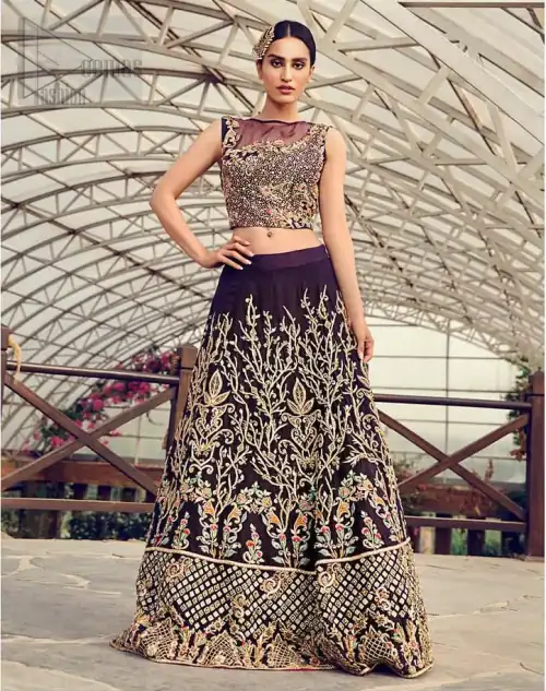 Captured in traditional silhouette, The bridal stands out due to its uniqueness and the perfect fusion of modern cut and