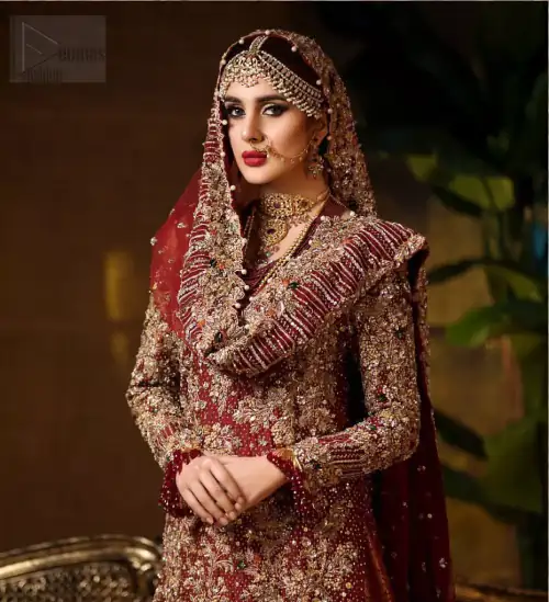 Captured in traditional silhouette. The bridal stands out due to its uniqueness and the perfect fusion of modern cut and
