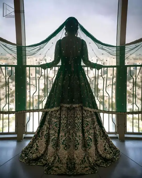 This artisanal piece is rendered in grace and timelessness. This outfit makes a statement in this stunningly floraison, perfect blend