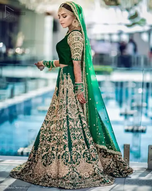 This artisanal piece is rendered in grace and timelessness. This outfit makes a statement in this stunningly floraison, perfect blend