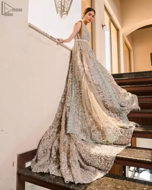 Your graceful personality demands a royal touch, which is why the Fawn Back Train Maxi ensures imperial distinctiveness. As per