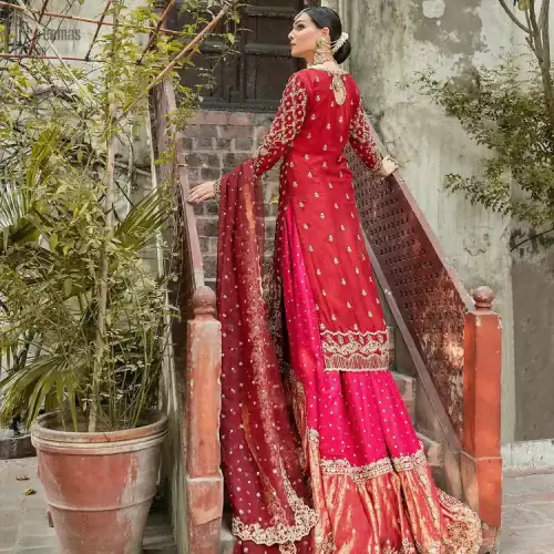 It’s ALL in the details, This breathtaking wedding dress offers comfort without compromising on style. This outfit laden with ornamental