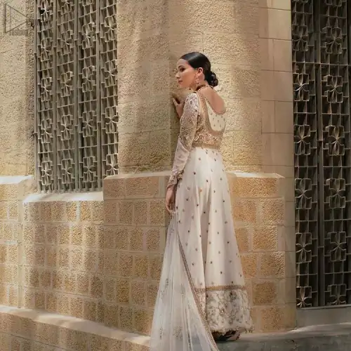 Exceptionally styled and symphonized stitching makes you gorgeous enough that it would surely make your big days remembering one. The