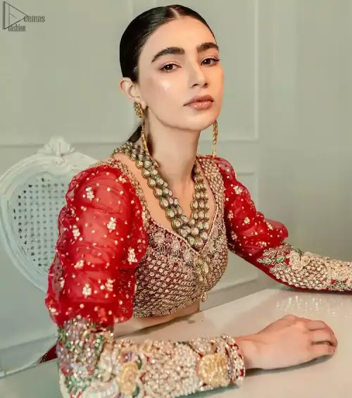 The red Lehenga Blouse comes with full sleeves and is made with the purest organza, while a sweetheart neckline follows