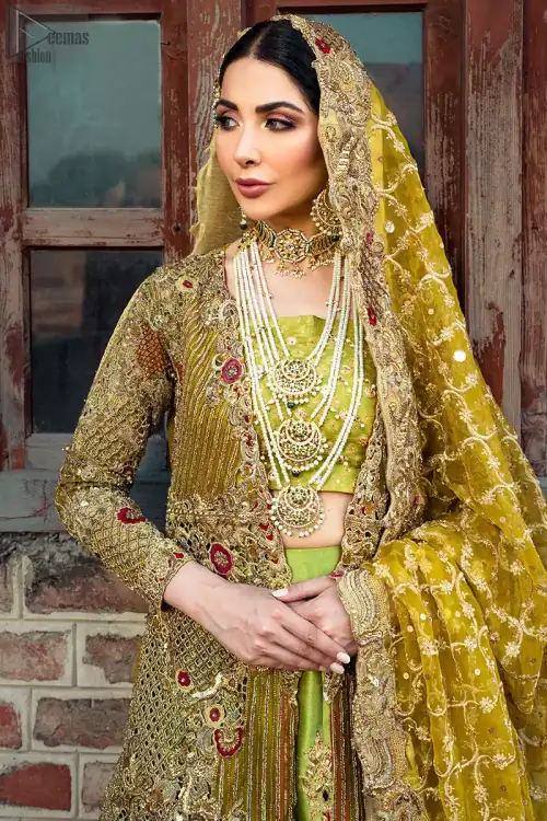 The traditional style of bridal wear always appears the most fascinating. Once worn with confidence, this admirable bridal wear will