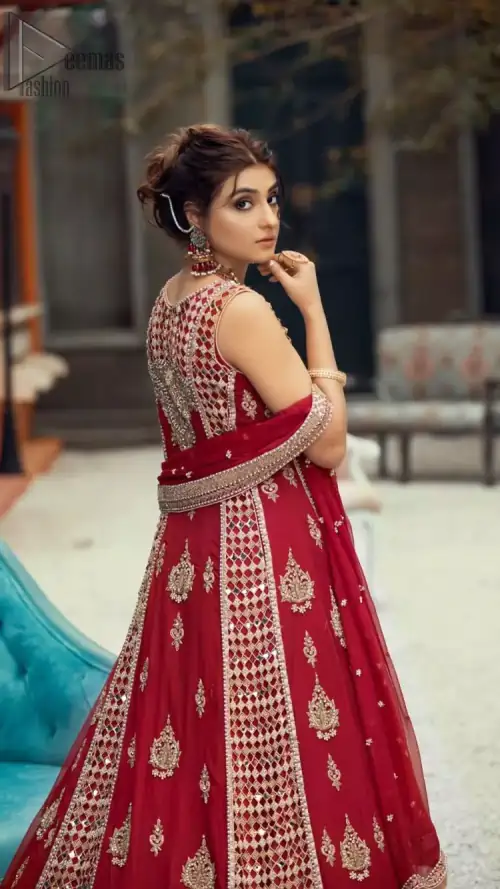 A marvellous back train, an elegant can-can style, styled with a ravishing criss-cross pattern and decorated with floral motifs. Red