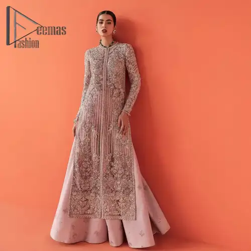 If you have a galaxy in your eyes, and immense love in your heart for your outfits then this beautiful