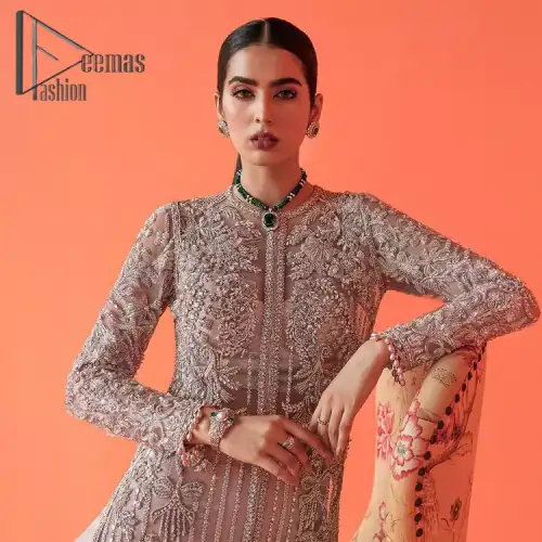 If you have a galaxy in your eyes, and immense love in your heart for your outfits then this beautiful