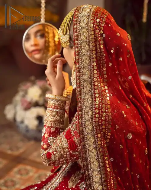 Some pieces are specifically hand-crafted to speak to your heart just like this red front open Pishwas. The pishwas with