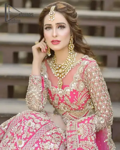 A colour splash, a floral dream. Let your energy shine with this pink outfit. Make a dramatic entry with pink