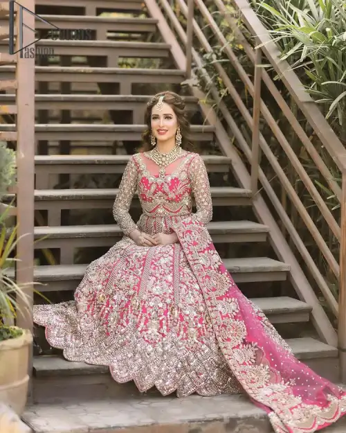 A colour splash, a floral dream. Let your energy shine with this pink outfit. Make a dramatic entry with pink