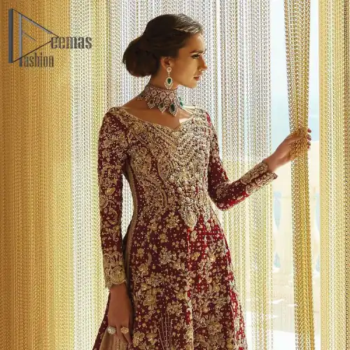 Serving a bold and funky style affair perfect for the big day. Stun in this classic base with contemporary golden