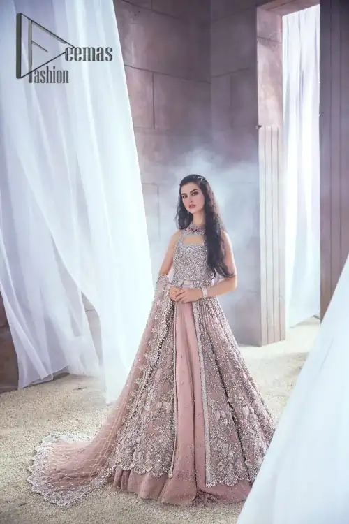 Rose, glitter, and glam are the mood. Shine through with all eyes on you! A full festive package dipped in