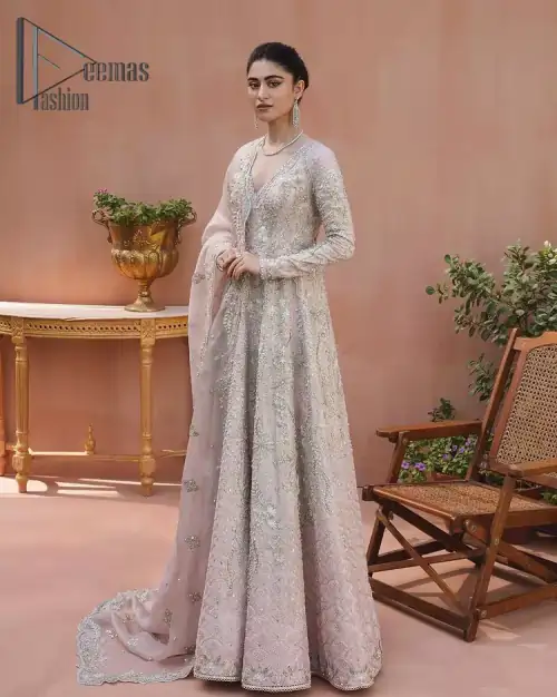 A true epitome of elegance. Confected ever so beautifully with the oyster pink colour palette and eye-catching embroidery. The ouster