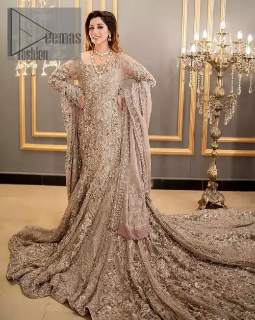 Embrace happiness on your Walima in the colour of beige-pink along this dreamiest fairy tail maxi. The floral fusion of