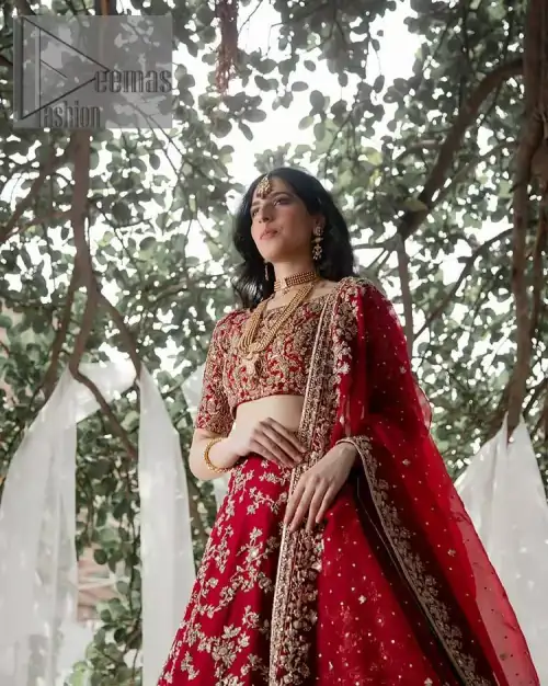 Envelop yourself into the dazzling love affair. Surprise everyone with this deep red article on your Big day. Stating this