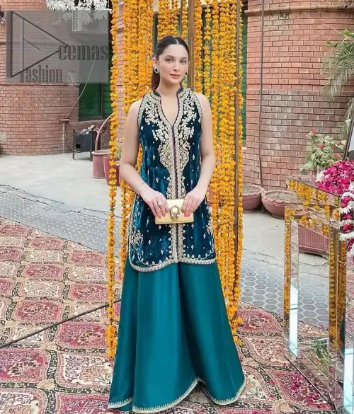 No matter the time and occasion, a pop of blue will always bring you in the bright light. This teal