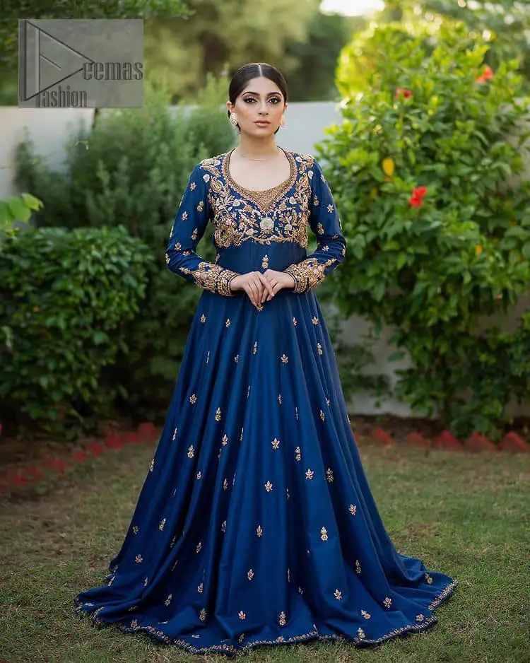 Hues of blues make a funky yet amazing pattern on amazing events. DeemasFashion introduces a navy blue outfit. Starting this