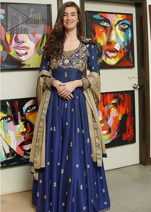 Hues of blues make a funky yet amazing pattern on amazing events. DeemasFashion introduces a navy blue outfit. Starting this