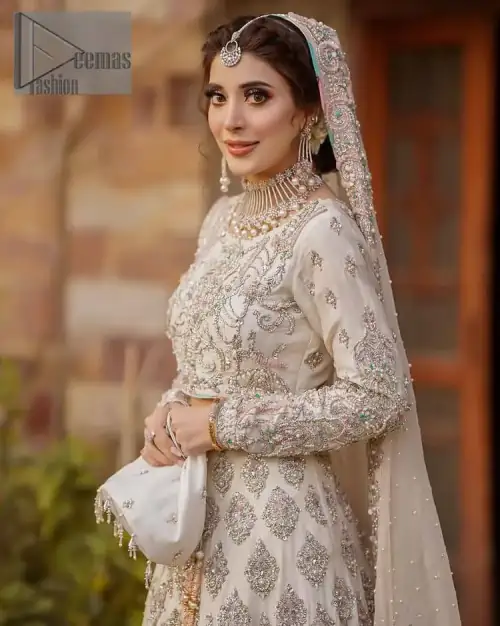 Ivory is effortlessly snappy and fun with the essence of pop. Introducing the Walima outfit for the happiest bride. Starting