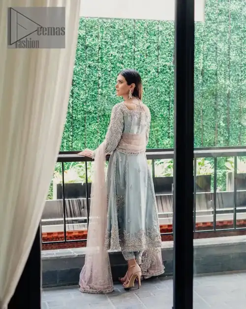 Light blue just follow the pattern of sky to make everyone selenophile. DeemasFashion presents this article in the light blue