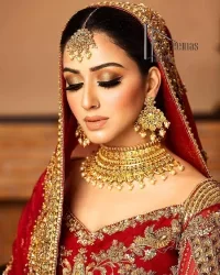 Most girls are excited just to wear maroon amazements. DeemasFashion initiates this Pakistani reception wear which includes a maroon blouse which is meticulously hand rendered with antique embroidery that enhances tilla, dabka, kora and zardozi. Further, the sweetheart neckline of the blouse splendidly comes with full sleeves. The Pakistani reception wear is organized with a flared lehenga which is heavily embellished. Conclude this Pakistani reception wear with a dupatta in the same colour which is adorned with four-sided borders to meet your amazements.