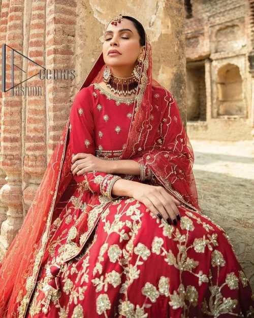 Begin your new life by wearing a romantic deep red outfit. Introducing this Pakistani reception wear that begins with a