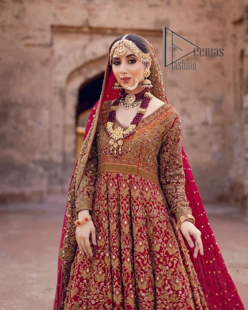Happy is the bride the maroon shines on. Initiate this Pakistani reception outfit with a maroon heavy Anarkali which is