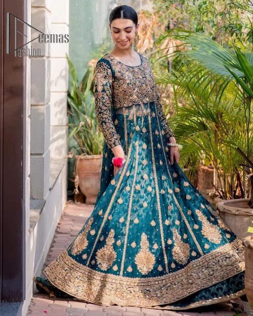 The bride wears blue just touches the blues of the sky. DeemasFashion introduces this teal blue mehndi outfit which begins