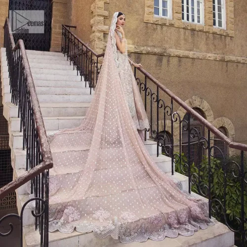 The subtle colour palette, delicate embroidery and eye-catching details. All in all a true style statement! Presenting this light brown