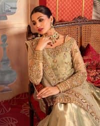 A refreshing colour palette that will make your eyes twinkle and heart sing! A pure organza short shirt in olive green is attractively hand-rendered with golden embroidery and is enhanced with naqshi, Sitara, dabka, tilla, and Zardozi. The strap neckline of this amazing shirt comes with full sleeves to make your Mehndi event more delightful and stunning. The following shirt is paired with double layered lehenga which is just in plane mode to balance the outfit. Complete this traditional look with a dupatta with sequins sprayed all over, framed with a gorgeous embellished four-sided border.