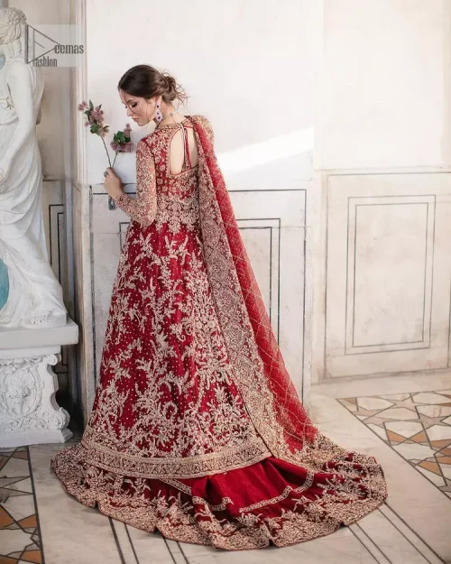 Bright and blissful! This ensemble is the epitome of grace. The maxi is fully emblazoned with tilla, dabka, kora, Kundan