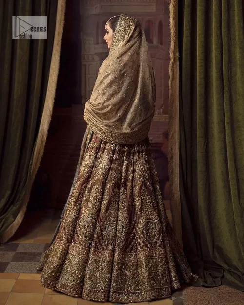 This alluring outfit is surely any girl’s dream. The hazel blouse is a magnificent choice which is ornamented with golden