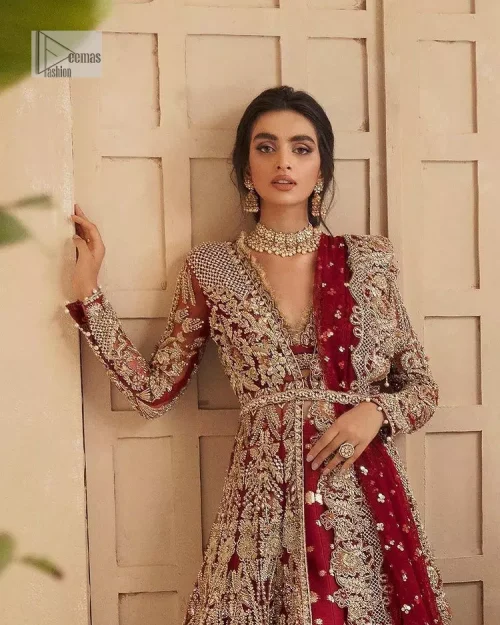 Classic and eye-catching! Made for stylish brides.  This reception wear in the bright red shade comes in a stunning open