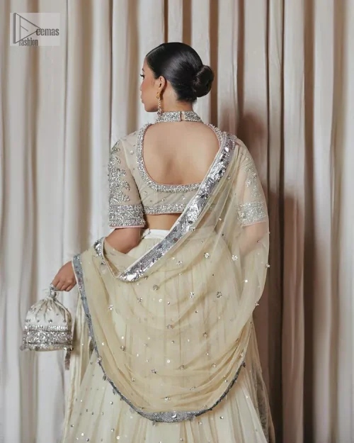 The perfect balance of simplicity and flamboyance is the essence of the beautiful Walima outfit. The blouse in off-white colour