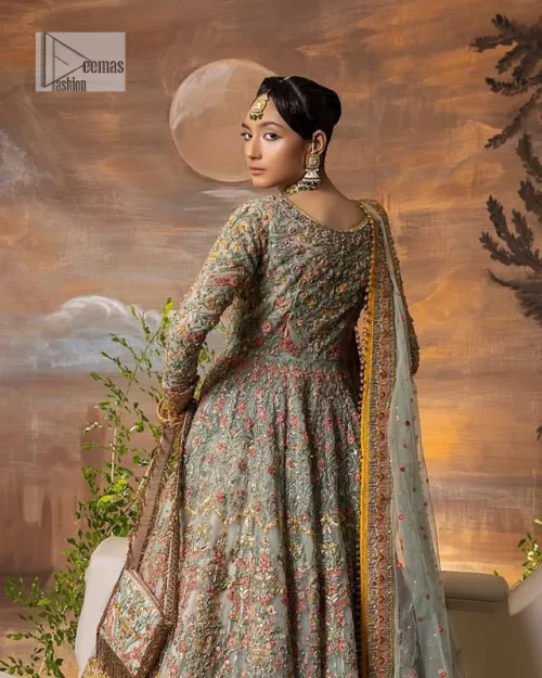 Enhance your beauty by dressing in magic. The most beautiful day of your life deserves an overall dome of embodiment,