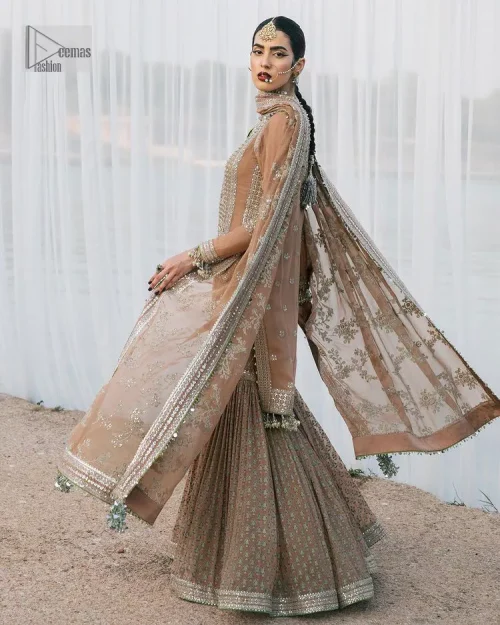 This ensemble is an absolute vibe with a tempting design on a beautiful base!  This beautiful party wear is designed