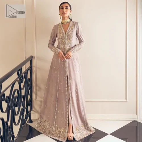 Feel the magic of the party in this splendid article! The ideal front open gown in tea rose colour is