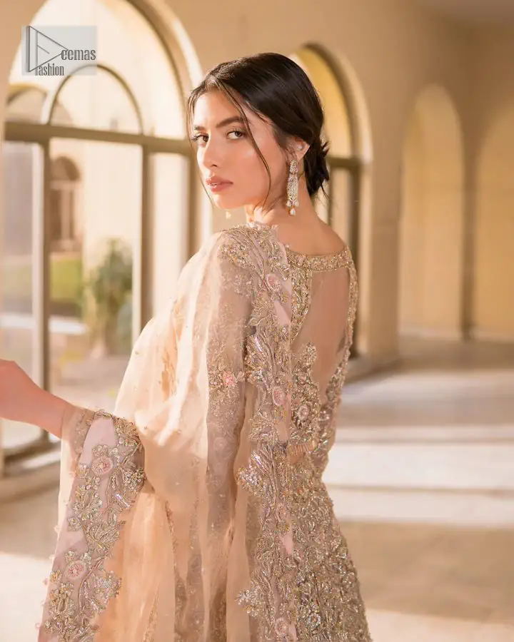 It features a softgalm-inspired look that redefines elegance. An elegant rhyme to tradition, the attractive and beautiful walima wear lehnga